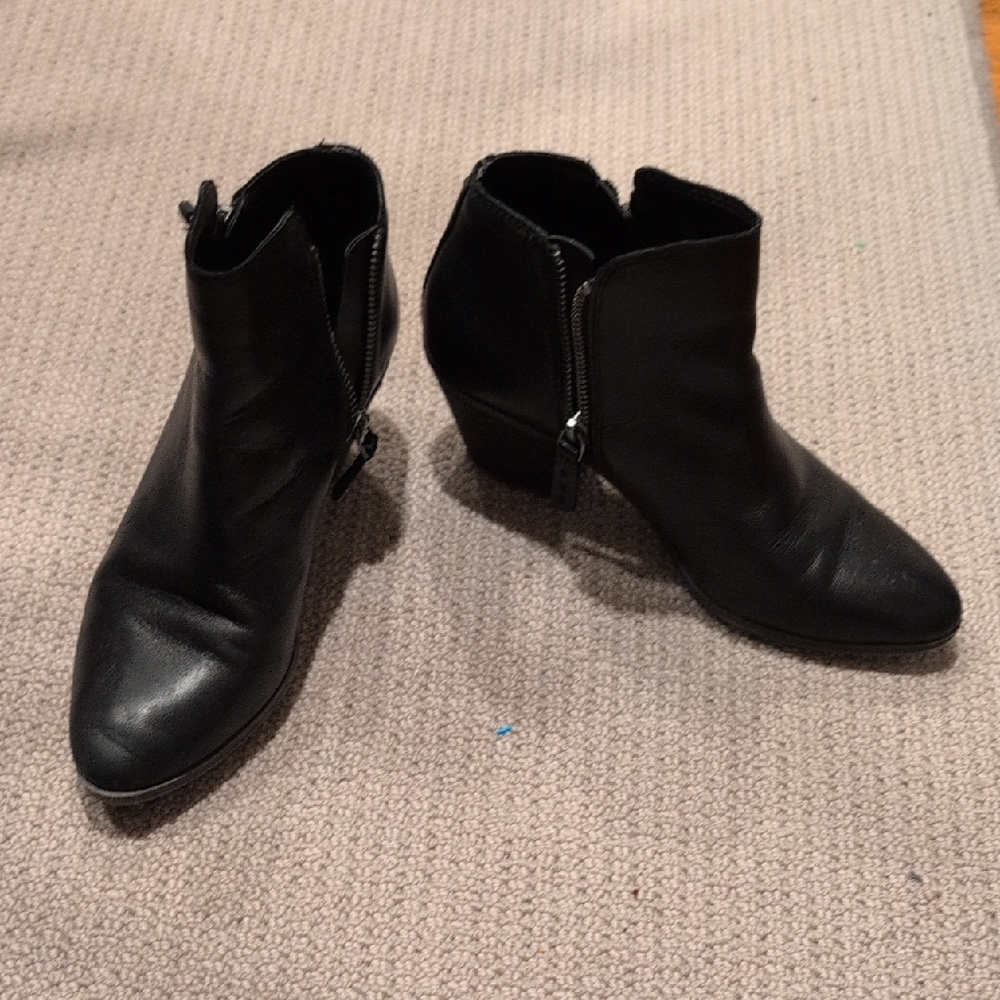 FRYE AND CO. Black Ankle Booties